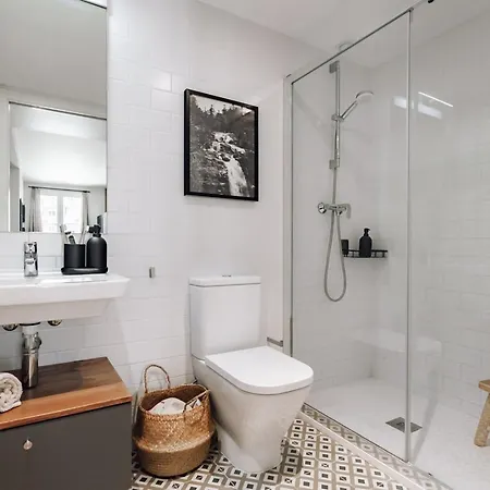 Apartment Lescun - 2 Bedrooms In Eixample Esquerra Barcelona